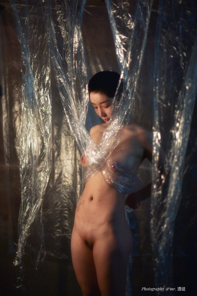 图片[4]-摄影师Mr.酒徒 写真合集4K版［3401P+6V 10GB］共3400多张写真图片和6个写真花絮视频，这位摄影师是我见过的玩得最花的，一次性和多个模特搞，摄影风格也是一个主打狂野放飞自我，镜头下与模特交欢打野、插入特写，糜烂、色情气息拉满，同时又充满艺术气息，高冷女神在他的镜头下就像一条条母狗，绝对是值得收藏的佳作！-人體攝影